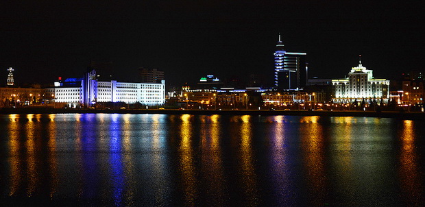 Вечерняя Казань отражается в Озере Кабан