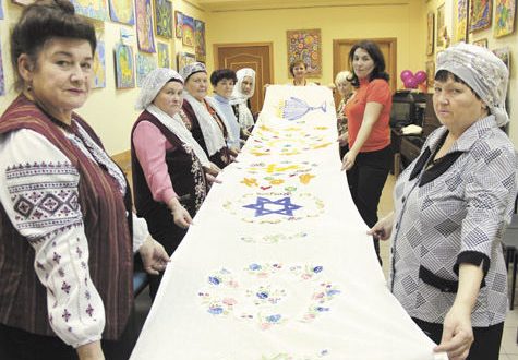 Tatar ladies from Pushkino town took part in making of “Tablecloth of peace”