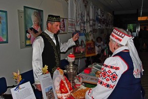 Председатель общества Ринат Гарифуллинн представляет татарскую культуру на фестивале " Национальный котёл", сентябрь 2014г.