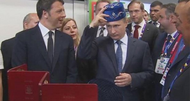 Путин в Милане примерил татарскую тюбетейку