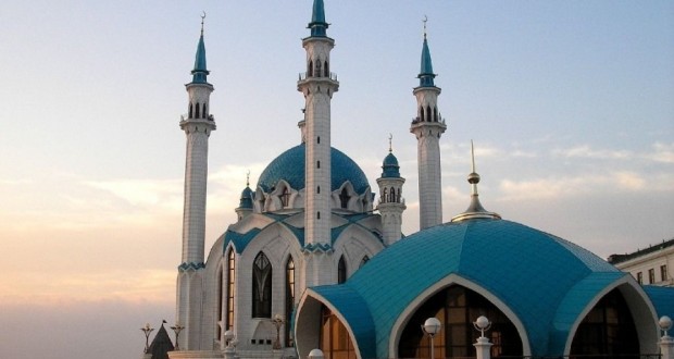 Festive prayers in Eid al-Adha in the Kul Sharif Mosque Mufti of Tatarstan hold Kamil Hazrat Samigullin
