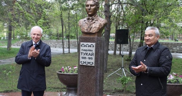 В Семее открыли памятник татарскому поэту Габдулле Тукаю