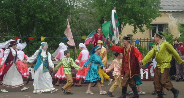 Веселый весенний праздник Сабантуй в Магнитогорске