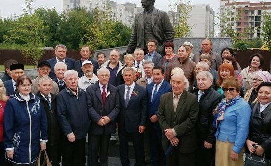 В Казани открыли памятник татарскому поэту Хади Такташу