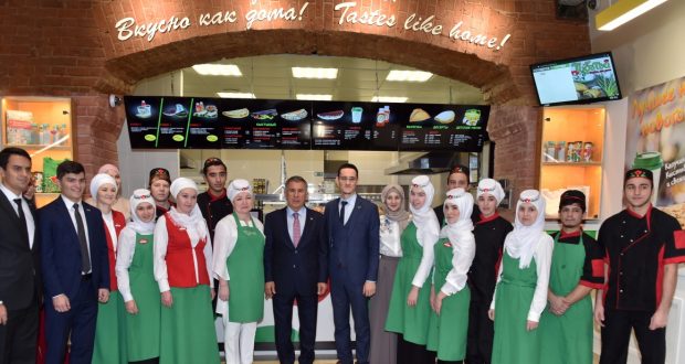 Рустам Минниханов посетил в Казани новый ресторан быстрого питания «Тубэтэй»