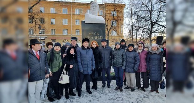 Руководители татарских организаций Уральского округа возложили цветы к памятнику Мусы Джалиля