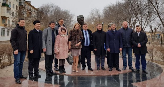 Руководители татарских организаций возложили цветы к памятникам Г.Тукая и М.Джалиля в Астрахани