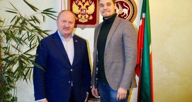 Равиль Ахметшин поздравил Альберта Жалилова с присвоением ему звания «Заслуженный артист Республики Татарстан»