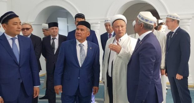 Рустам Минниханов посетил Красную мечеть в Уральске
