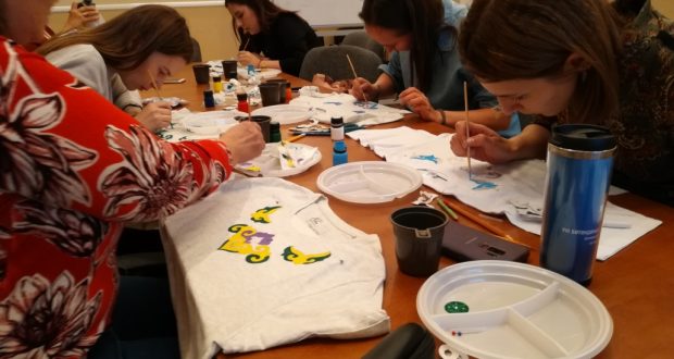 В Санкт-Петербурге прошел мастер-класс по росписи футболок татарским орнаментом