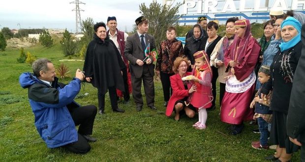 Татары посёлка Пираллахи (полуостров «Артём») Азербайджана встретили гостей традиционными татарскими сладостями