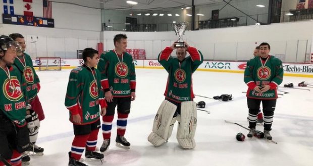 Монреаль татарларының хоккей матчында капкаларны канадалылар саклаган