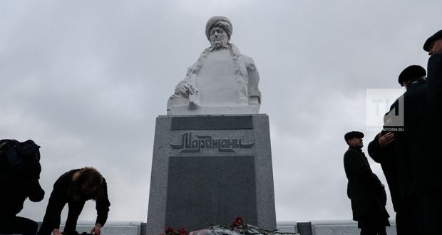 Минниханов распорядился, чтобы надписи на памятнике Марджани в Казани были на четырех языках