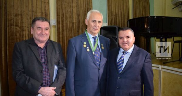 The writer Rinat Mukhamadiev awarded the medal “For great services to the Tatar people”