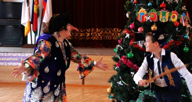 В Краснодаре на празднике “Яңа ел” выступили татарские персонажи: Камыр батыр, Шурале и Убырлы карчык