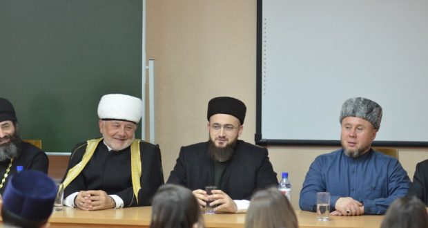 Муфтий Татарстана провел намаз в Ивановской Соборной мечети на двух языках