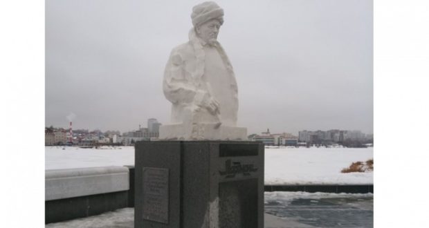 На памятнике Марджани появились таблички на татарском, английском и арабском языках
