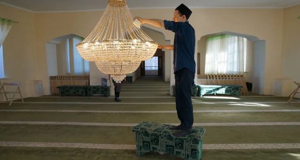 «Чиста мәчет» акциясе: мөфтият волонтёрлары «Рамазан» мәчетендә өмә оештырды