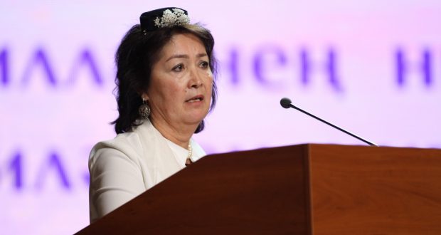 Супруга экс-президента Кыргызстана выступила перед делегатами Всемирного съезда татарских женщин