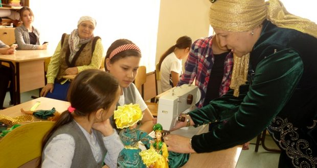 В Алькинской школе Самарской области проходит конкурс на изготовление куклы в татарском костюме