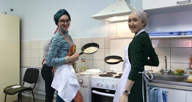 Свердловск өлкәсендә яшәүче яшьләр милли ризыкларны бергәләп әзерли