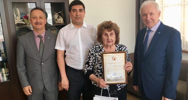 Надежду Новикову наградили благодарственном письмом конгресса татар
