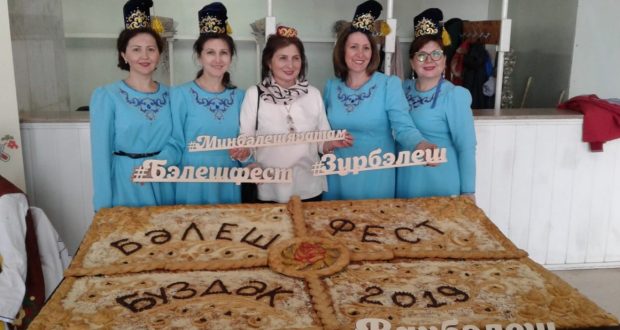 В Башкирии на «Бэлешфест» испекли огромный сладкий пирог