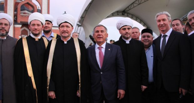 Рустам Минниханов принял участие в ифтаре в Мемориальной мечети Москвы