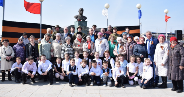 В Нижневартовске прошло торжественное возложение цветов к памятнику Мусе Джалилю