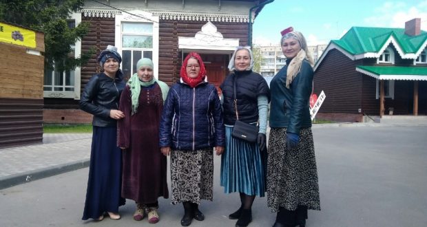 Новосибирск шәһәрендәге татар хатын-кызлары мәчет тирәсен чәчәкләр утыртып матурлады