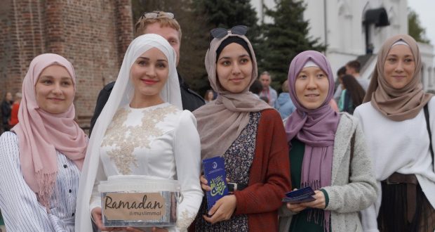“Сладкий Рамазан”: мусульманская молодежь угостила казанцев и гостей столицы финиками