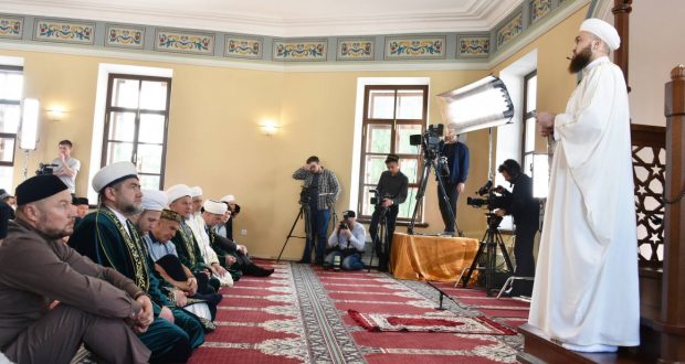 Президент РТ принял участие в праздничном богослужении в честь Ураза-байрам в Галеевской мечети