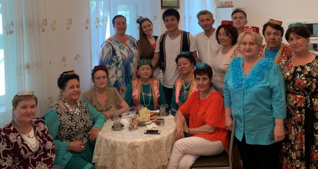 В Баку женщины-активисты общественной организации «Ак Калфак» встретились с обладателем гран-при международной олимпиады по татарскому языку Тагучи Чикиро