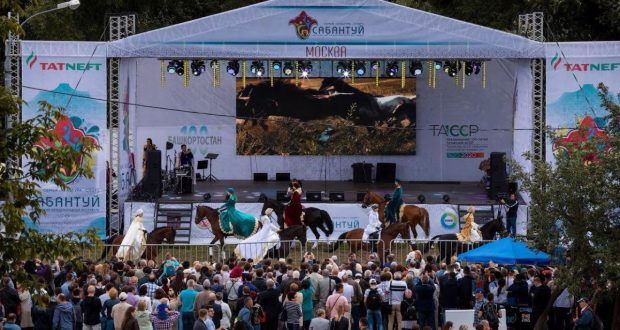 Двухметровый баурсак, Элвин Грей и 250 тысяч участников: как татары Москвы создали самый масштабный российский Сабантуй