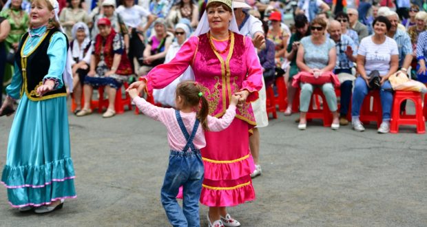 Жители и гости Владивостока отпраздновали Сабантуй в парке Минного городка