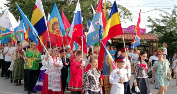 Кырымда Россия төбәкләрендә иҗат итүче фольклор коллективлары фестивале уза