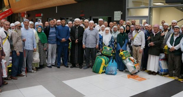 Первая группа татарстанских хаджиев вернулась в Казань. Встретил их Муфтий РТ