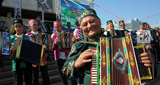 About a thousand harmonists walked the streets of Kazan during the celebration of Republic Day