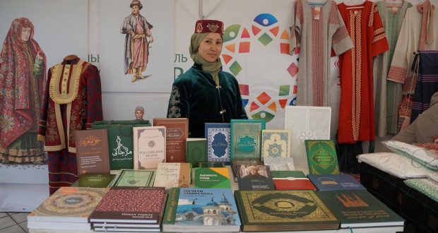 “Хозур” нәшрияты “Мәдәниятләр мозаикасы” фестивалендә татар мөселманнарының милли киемнәрен тәкъдим итте