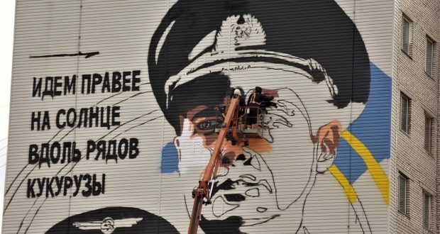 Сургутта очучы Дамир Йосыпов һәм икенче очучы Георгий Мурзинның батырлыгы хөрмәтенә йорт фасадында граффити ясыйлар