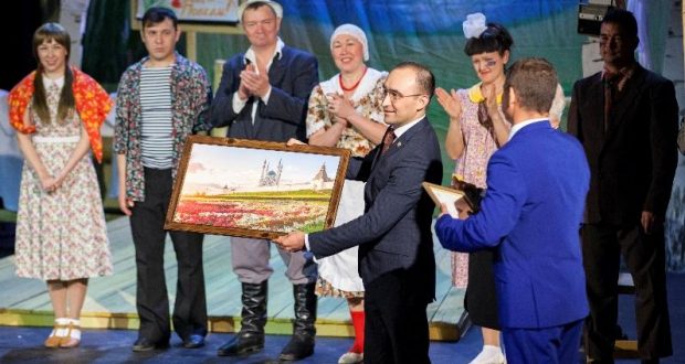 Полпредство Татарстана вручило Благодарственное письмо Туймазинскому театру