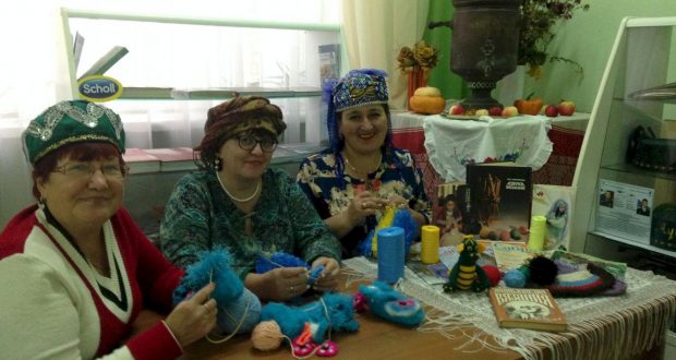 At the women’s club “Ak-kalfak”  master class in knitting  held