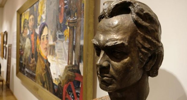 Человек – эпоха. В галерее «Хазинэ» открылась выставка, посвященная 100-летию со дня рождения Хариса Якупова