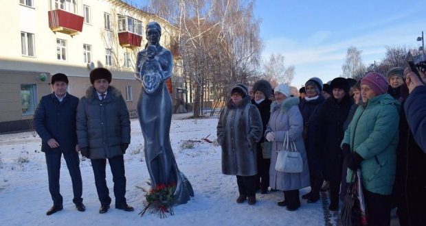 В Азнакаево торжественно открыли памятник матери