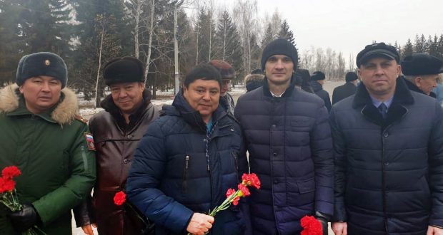 В Омске возложением цветов отметили День Неизвестного Солдата