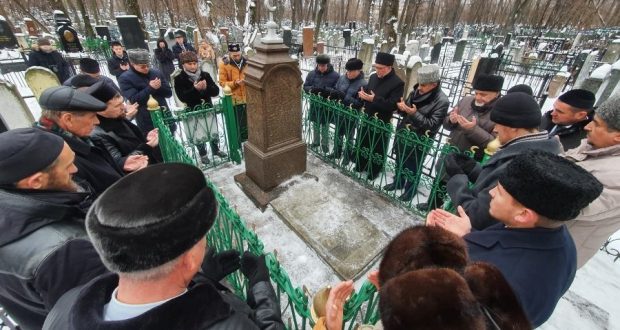 Today is Mardjani’s birthday and the day of the death of Ilham Shakirov. Muslim leaders pray at the graves of the great Tatars