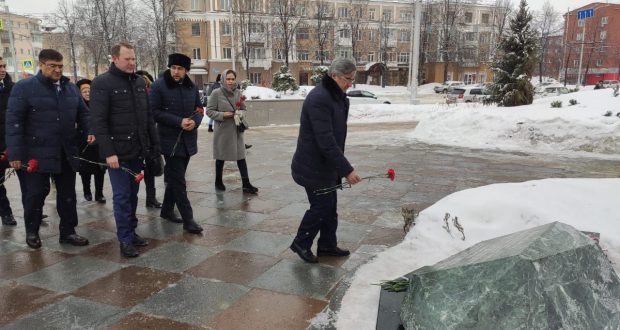 В Кемерово возложили цветы в  память о погибших при пожаре Торгового центра “Зимняя вишня”