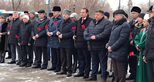 Председатель Нацсовета возложил цветы памятнику татарского поэта в Оренбурге
