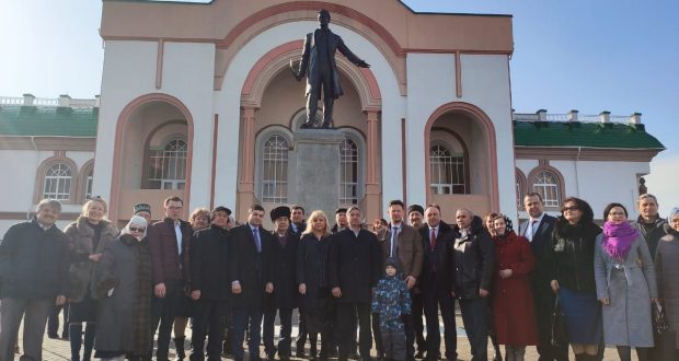 В Уфе делегация Татарстана приняла участие в церемонии возложения цветов великому татарскому поэту