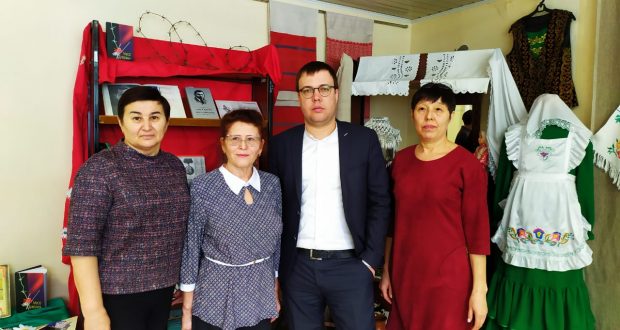 «Штаб татар» подарил 100 книг татарской библиотеке Ижевска